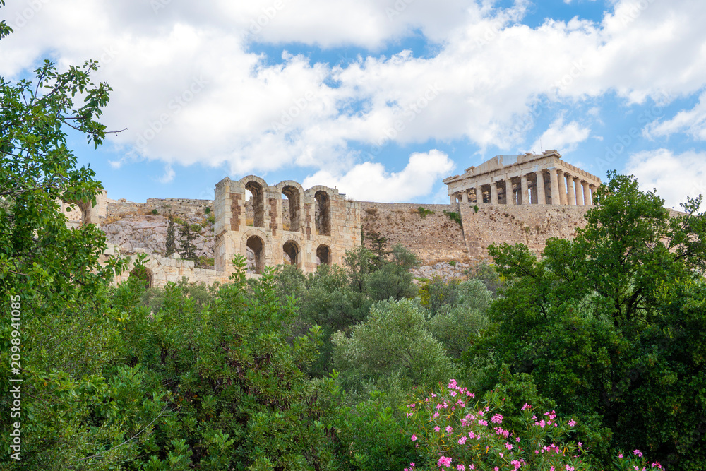 Obraz premium Ancient Athens Ruins and Parthenon Surrounded by Greenery