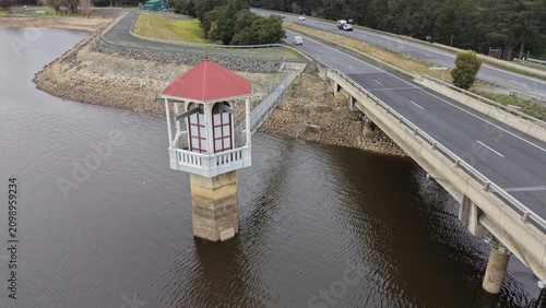 Quadro su tela Upper coliban reservoir water intake tower and bridge