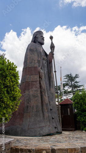 Bild auf Leinwand Stone statue stands tall against blue sky