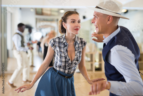 Φωτογραφία Man and woman performing jazz dance in dancing room