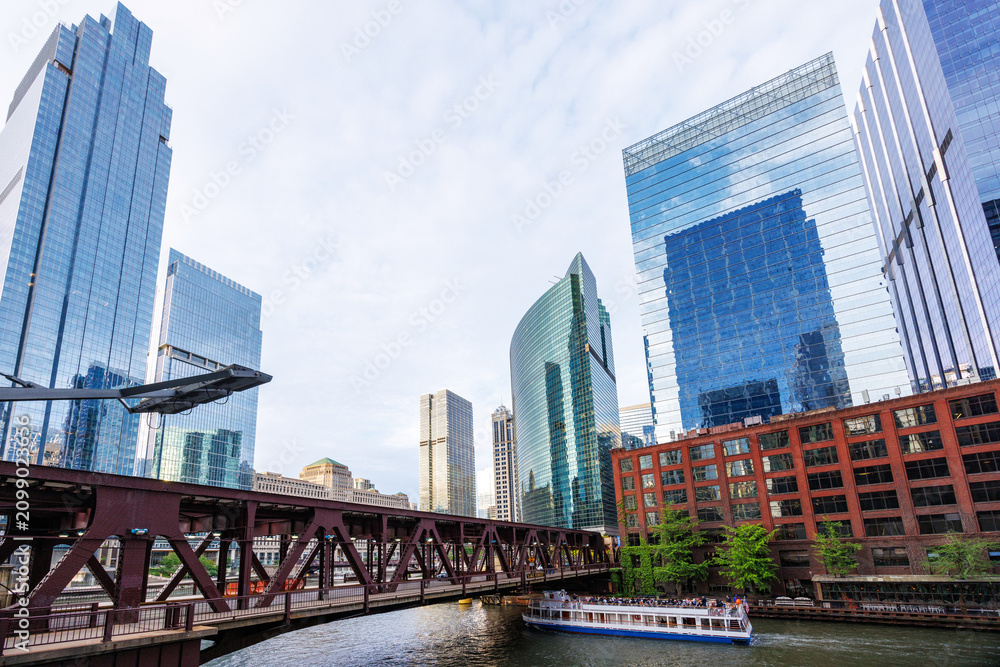 Obraz premium Vibrant view of Chicago downtown skyline under a summer sky