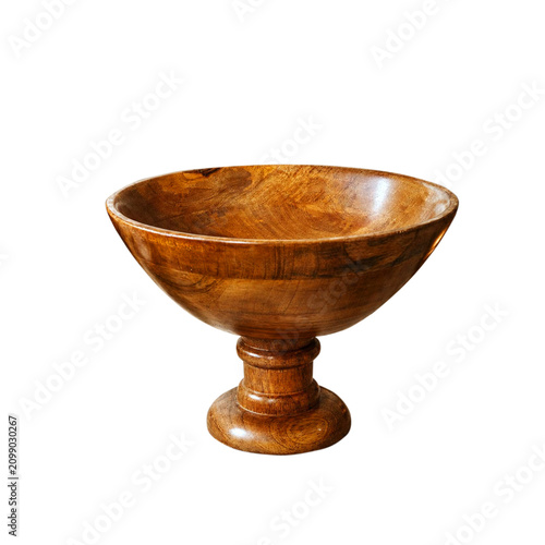 Foto handcrafted wooden pedestal serving bowl