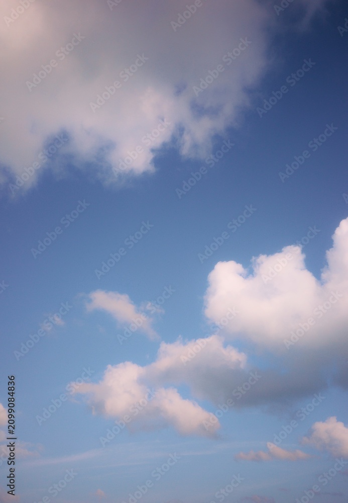Obraz premium Beautiful white clouds in the sky