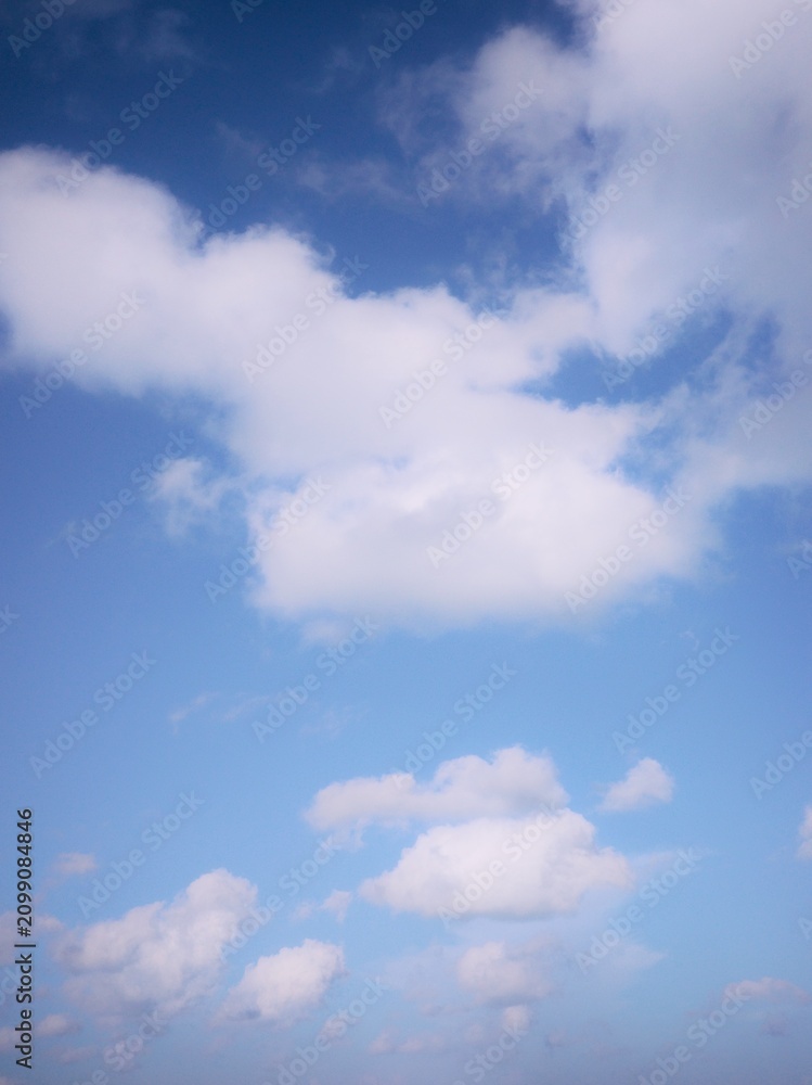 Obraz premium Beautiful white clouds in the sky