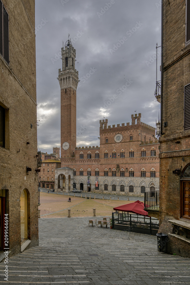 Obraz premium Siena, Italy- 14th April 2026 - A view of the Piazza del Campo