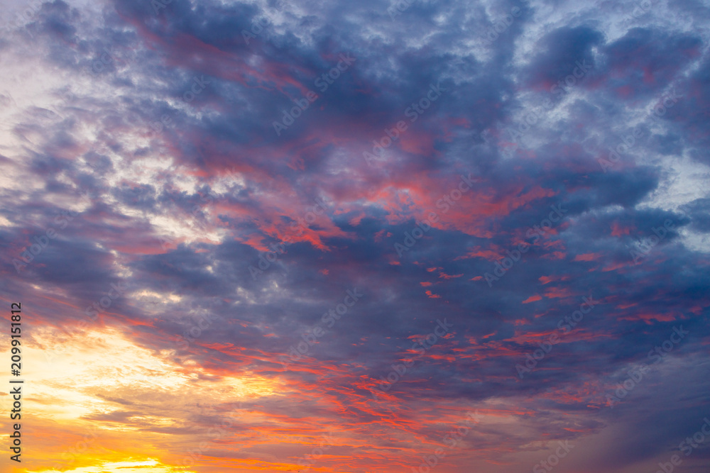 Fototapeta premium Beautiful Vibrant Sunset Sky with Golden Clouds,A breathtaking view of a colorful sunset sky filled with dramatic golden and purple clouds, creating a peaceful and inspiring atmosphere.