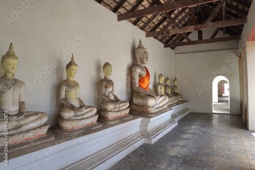 Принти на полотні Row of Buddha Statues in Old Temple
