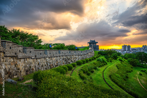 Canvas Print A sunset view of Hwaseong Fortress a UNESCO World Heritage Site during summer in Suwon, South Korea