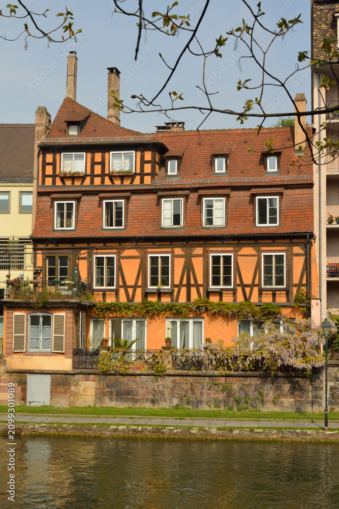 Obraz premium Casas junto al río Ill en Estrasburgo, Alsacia, Francia