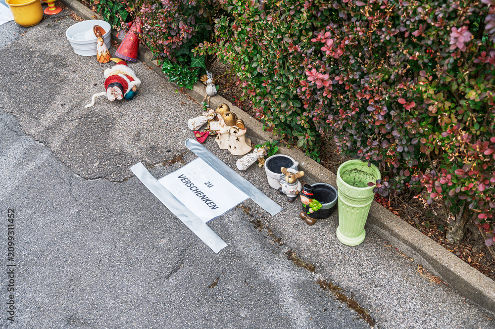 Obraz premium Various decorative items and pots placed on asphalt with a 'for free' sign