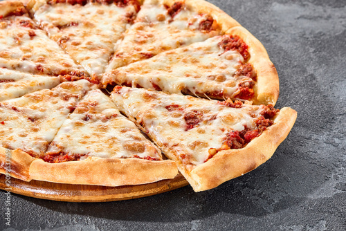 Fotografia Bolognese pizza topped with browned mozzarella, hearty minced meat and tomato sa