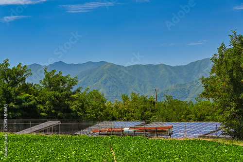自然豊かな信州の山々と太陽光発電