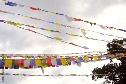 Foto Colorful Buddhist Prayer Flags at Swayambhunath Temple, Kathmandu, Nepal