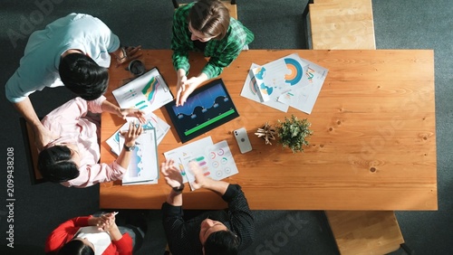 Photos Top down view of business woman explain and present financial chart