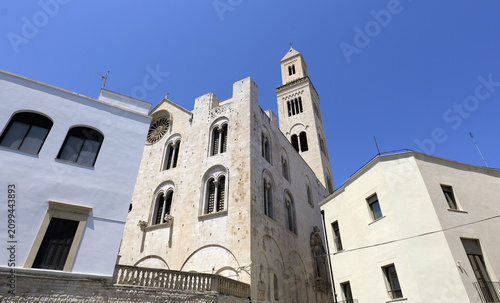 Foto Bari cathedral ancient romanesque architecture in puglia, italy