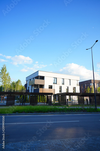 Foto Modern contemporary apartment building with secure gated under croft parking