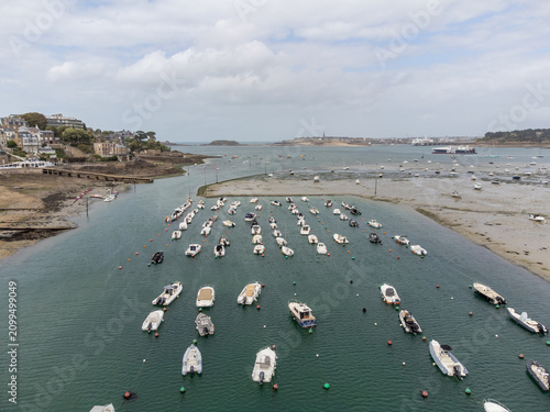 Cuadro en lienzo View of houses, beaches and promenade of Dinard, Brittany, on Atlantic coast wit