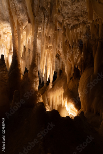 Fotografie A dense formation of delicate, hanging stalactites and columns inside the Obir D