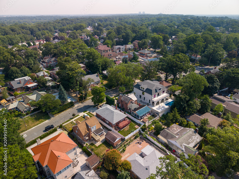 Fototapeta premium Urban sprawl presenting residential homes and dense tree cover