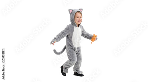 Menina feliz fantasiada de gato segurando um ratinho de pelúcia PNG Isolated on transparent background