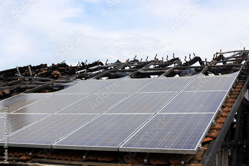 Eine abgebrannte Photovoltaikanlage auf einem Hausdach. Sind Solaranlagen gefährlich und können Brände auslösen?
