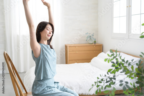 Foto 部屋でストレッチをする日本人女性