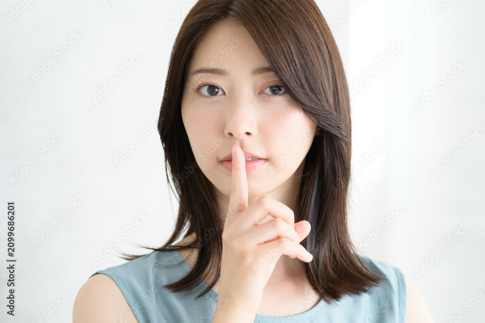 Fototapeta premium 口元に手を当てる日本人女性