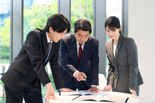 Foto ミーティングをするアジア人ビジネスパーソン