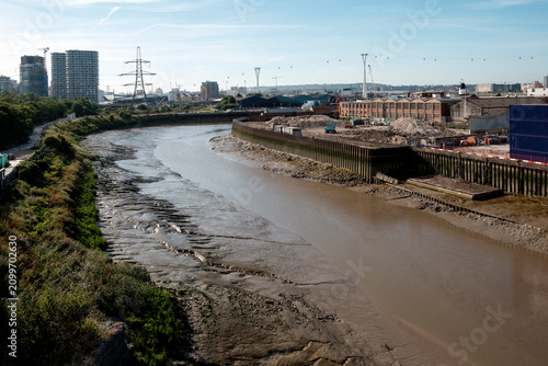 фотографія River lea flowing through london industrial area with urban development