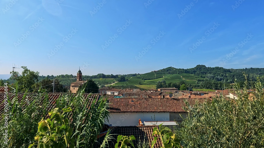 Obraz premium Panoramic View of Monticello d'Alba Village and Italian Vineyards