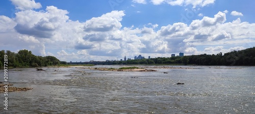 Принти на полотні Scenic View of the Vistula River with Warsaw Skyline and Cloudy Sky
