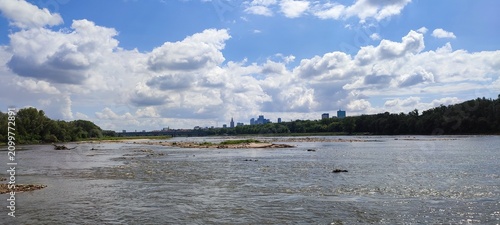 Konstfotografi Scenic View of the Vistula River with Warsaw Skyline and Cloudy Sky