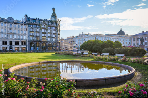Foto Quiet summer morning in Kazan Square near the Singer House, Saint Petersburg cit