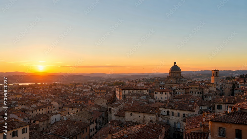 Fototapeta premium Sunset Over Historic Tuscany: Rooftop Skyline with Dome and Bell Tower