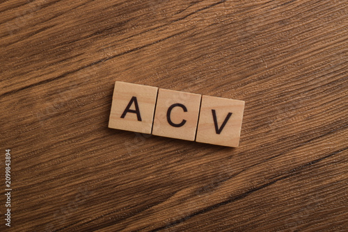Foto Wooden letter tiles spelling ACV on a wooden background, representing apple cider vinegar, health, wellness, nutrition, natural remedies, and healthy lifestyle concepts