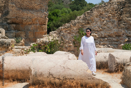 Foto A woman walking in ruins of ancient Carthage