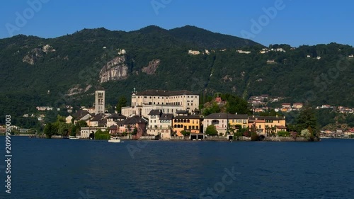 vista sul lago d'orta, italia