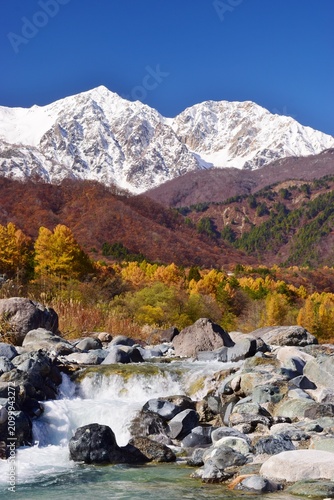 秋の白馬村から雪を纏った白馬の峰々を望む