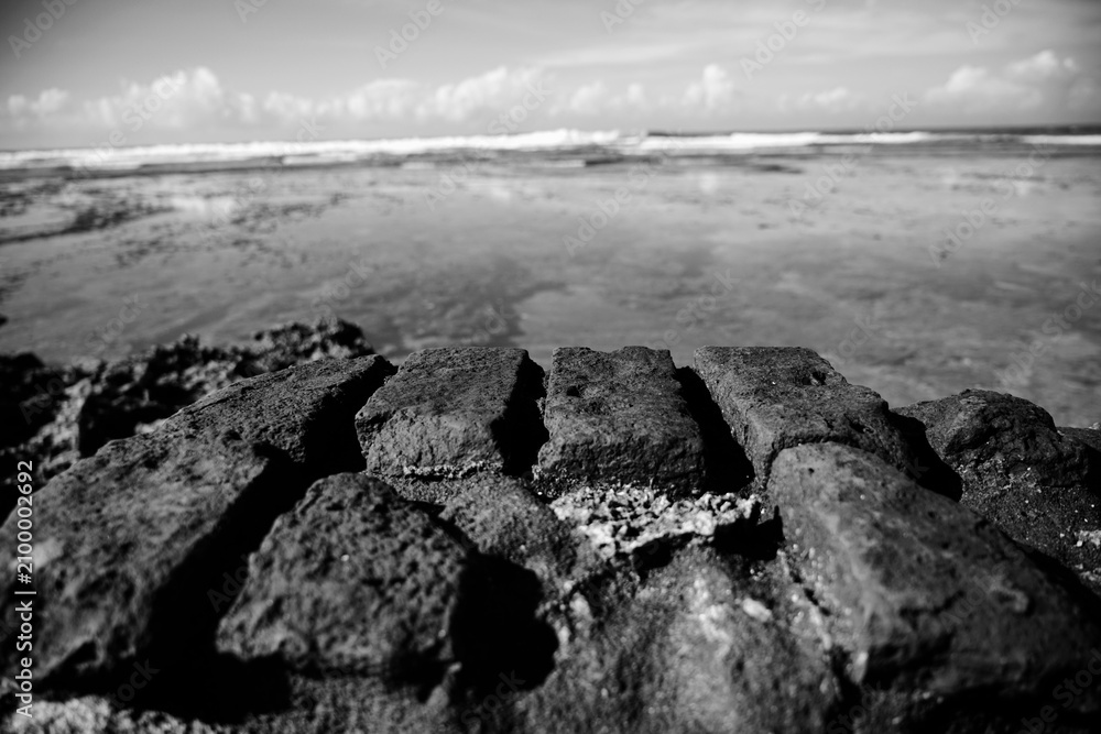 Φωτογραφία Weathered Brick Foreground with Blurred Ocean View