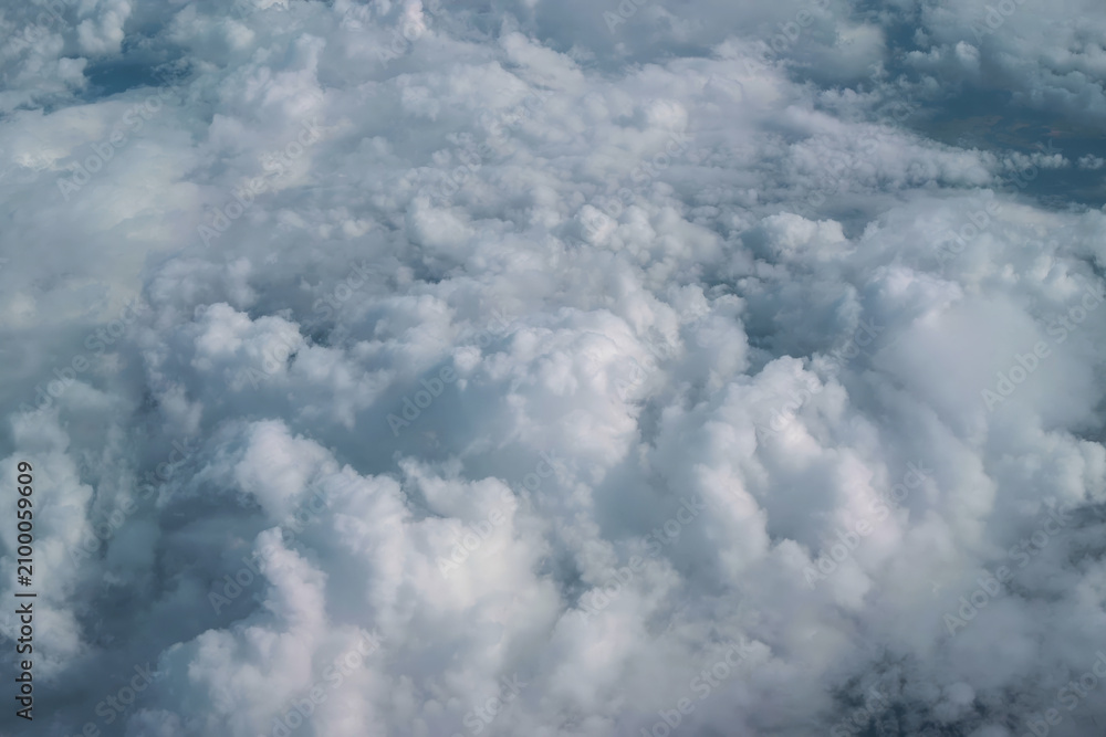 Obraz premium Billowy clouds above the farmland view