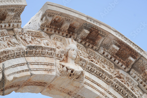Foto Ancient Stone Carvings of the Temple of Hadrian: Close-Up of Roman Reliefs in Ephesus, Turkey