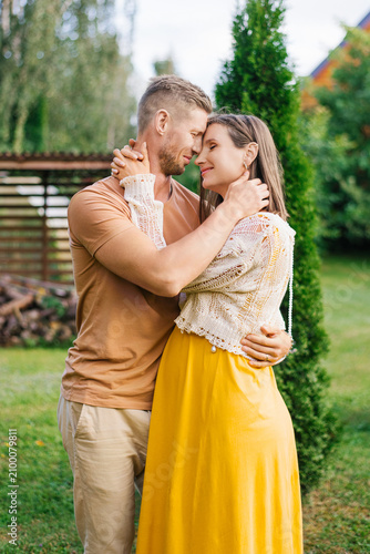Canvastavla Pregnant Woman With Partner Sharing Romantic Moment
