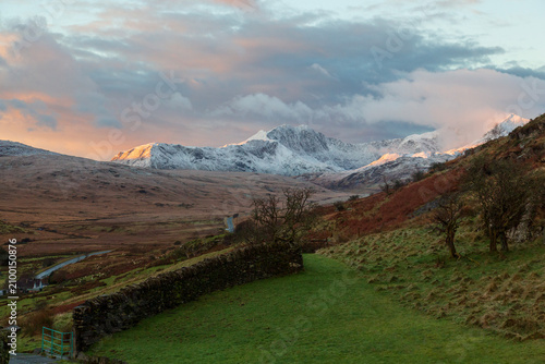 Obraz na plátně Landscape showing the peak of Yr Wyddfa and the Snowdon horseshoe, North Wales,
