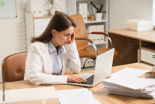 Frustrated young businesswo...