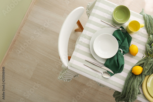 Overhead view of a dining t...