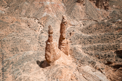 Fotografía Binggou Danxia Landform in Zhangye, Gansu, China - Red Sandstone Cliffs and Erod