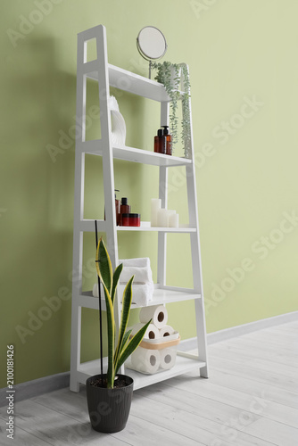 Shelf unit with bath suppli...