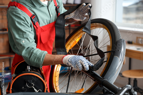 Male mechanic repairing bic...