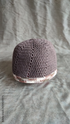 Fotografía handmade crocheted detailed brown beanie cap with gradient color from cotton yar