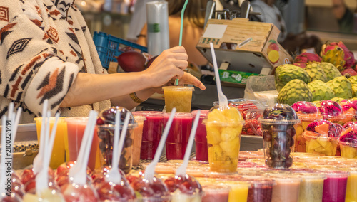 Принти на полотні Puesto de jugos naturales, batidos y frutas frescas en un mercado tradicional de